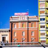 Si erge su cinque piani, l�ultimo dei quali � caratterizzato dalla presenza, sulla facciata posteriore, di un funzionante orologio da torre
